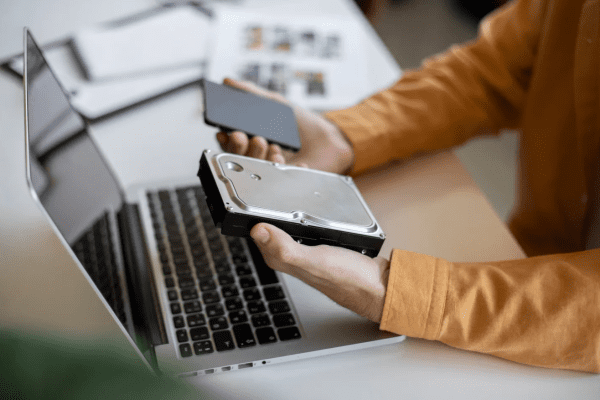 DIY vs. Professionelle Datenrettung: Was ist sicher und wann sollte man Experten rufen?